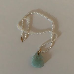 Pearl necklace with a stone horse carving
